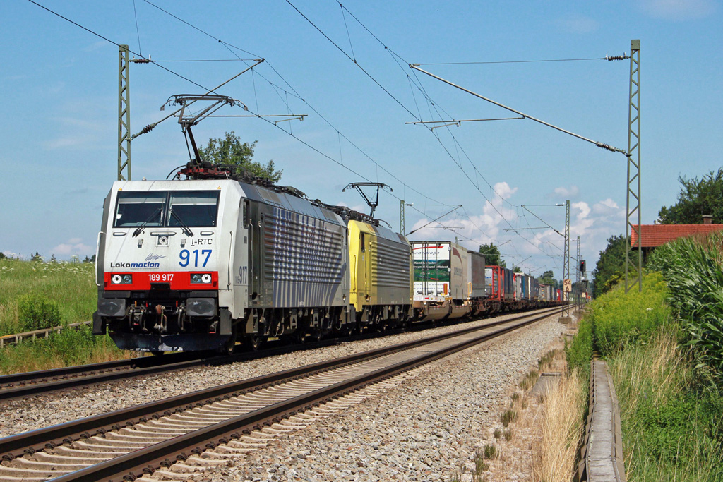 189 917 von Lokomotion mit KLV-Zug von Mnchen in Richtung Rosenheim bei Hilperting am 26.7.2011. 