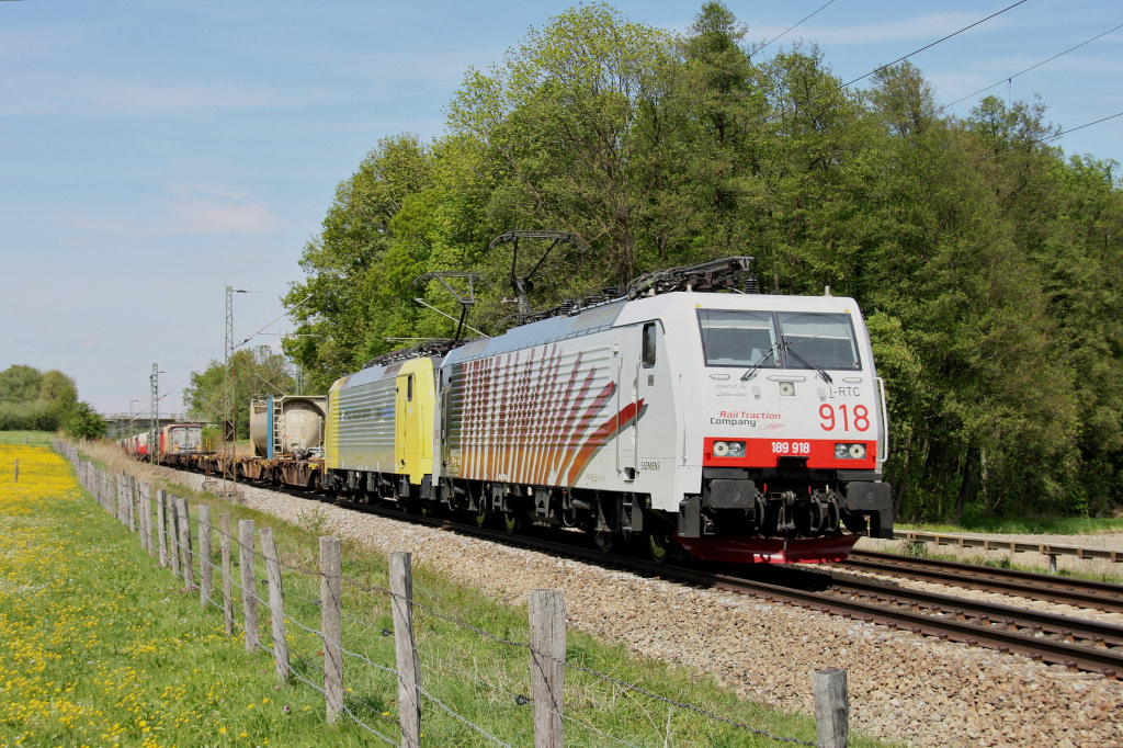 189-918 von RTC mit Schwesterlok und KLV-Zug am B Vogl auf der Strecke Mnchen - Rosenheim am 29.04.2011.