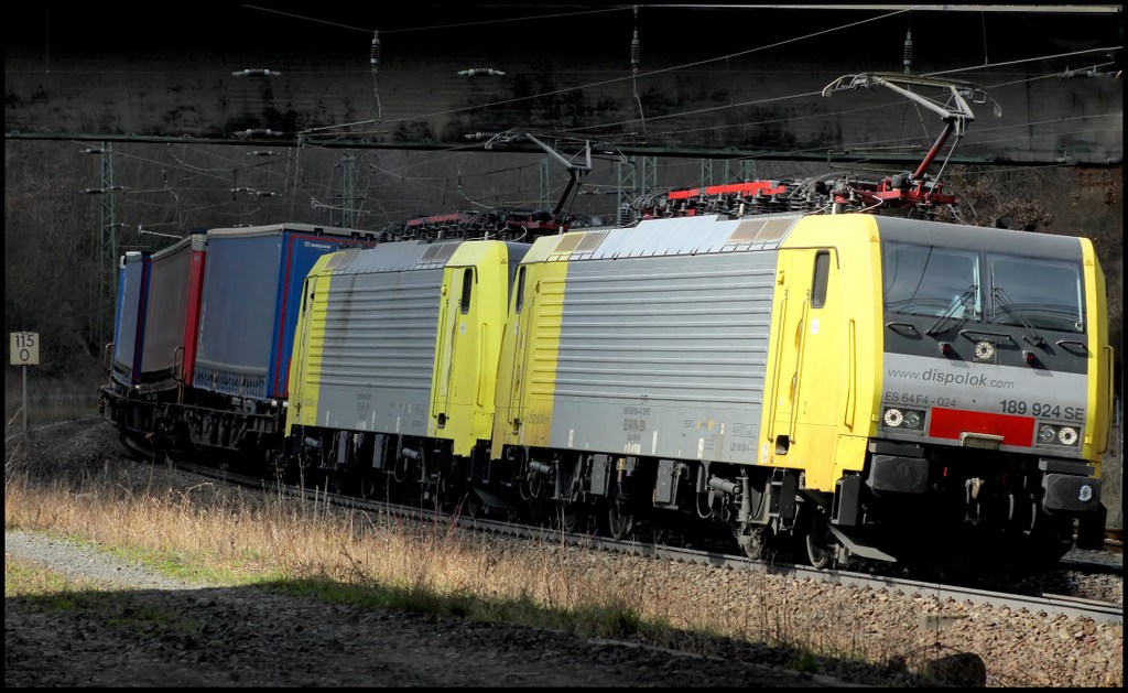 189 924 und 189 909 von TX Logistik mit Gterzug am 13.04.13 in Gtzenhof