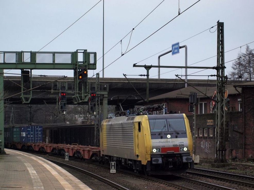 189 926 fuhr mit einem Containerzug durch den Harburger Bahnhof am 15.1