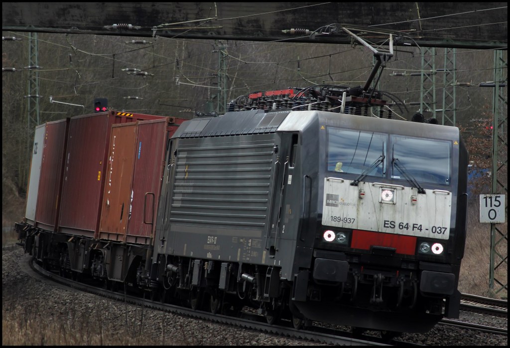 189 937 mit Containerzug am 12.04.13 in Gtzenhof