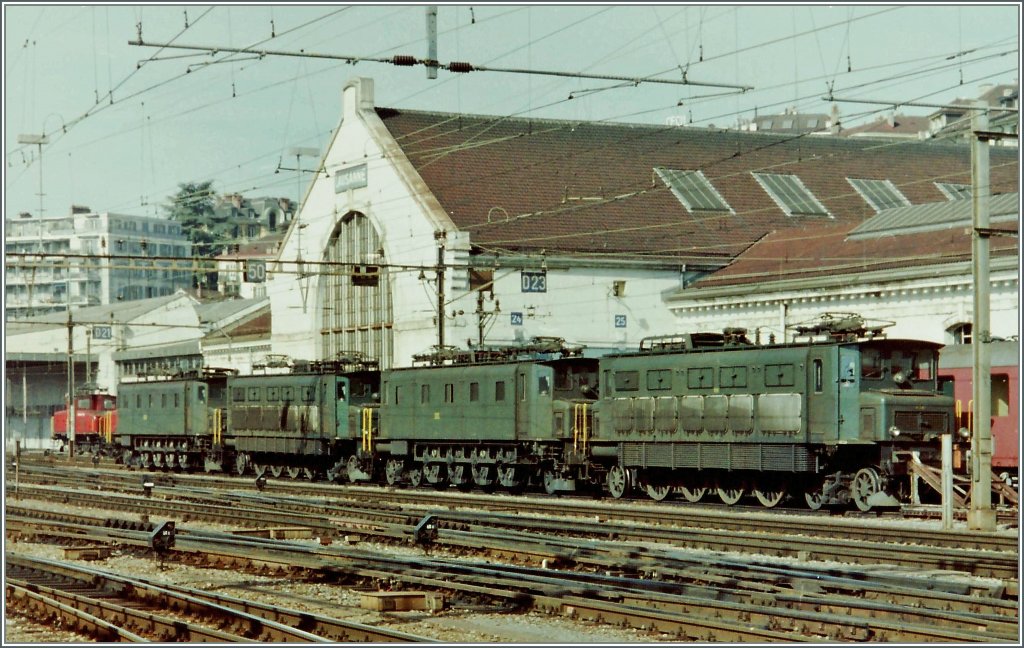 2 mal zwei Ae 4/7 in Vielfachsteuerung ruhen sich in Lausanne aus.
Ein analoges Bild vom Mrz 2004  