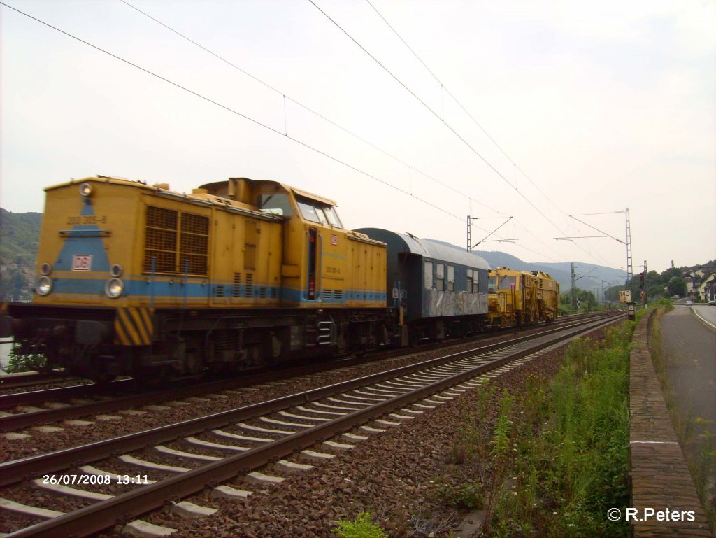 203 305-8 berfhrt bei Rheindiebach eine Baumaschine. 26.07.08