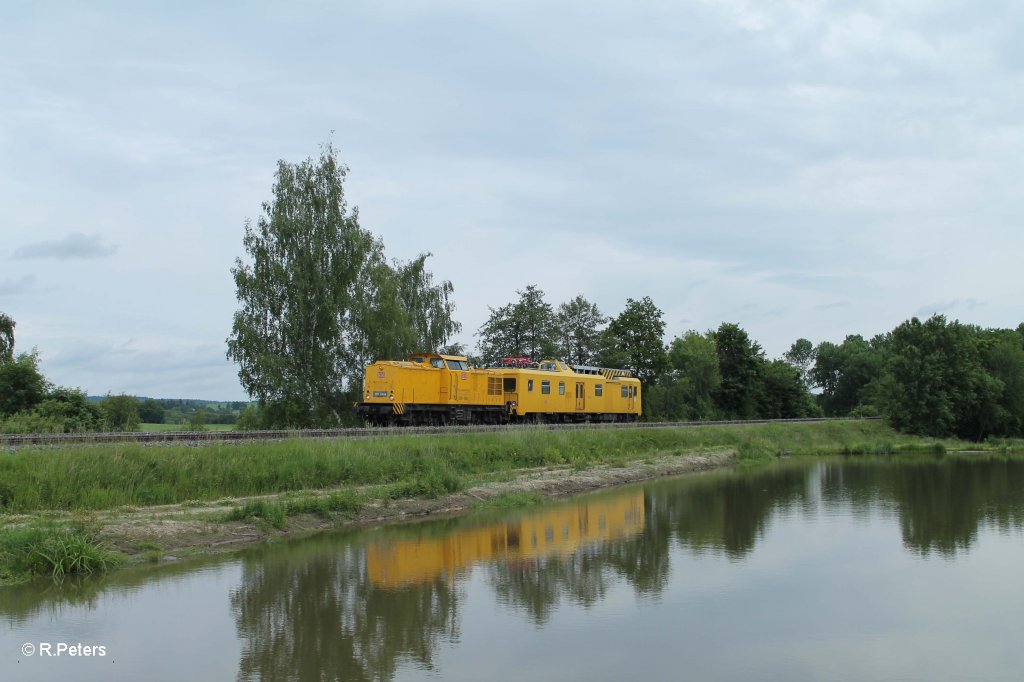 203 310-8 berfhrt den ORT 708 303-3 bei Wiesau. 16.06.13