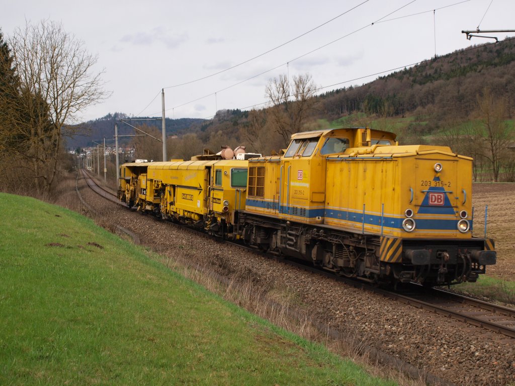 203 315-2 von DB Netzt Instandhaltung fuhr mit einem kurzen Bauzug durch Schleiweiler am 3.4