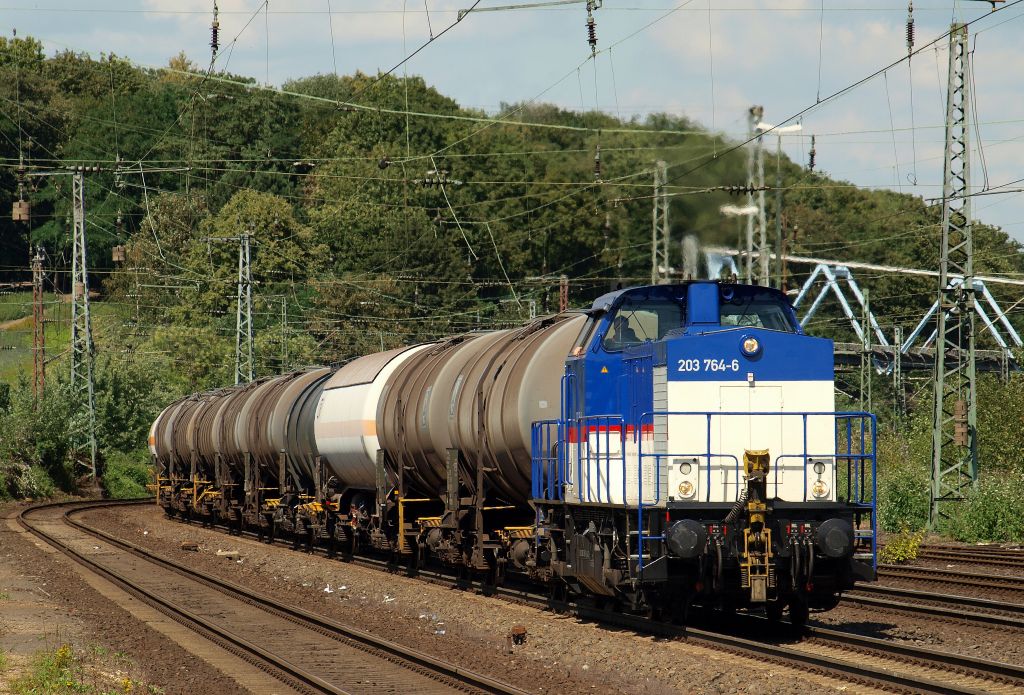 203 764-6 dieselte mit einem Chemion Kesselwagenzug durch Kln West am 15.7.11.