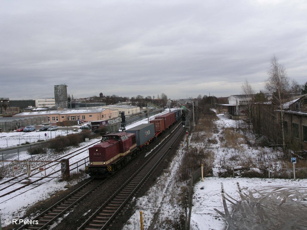 204 354-5 verlsst Schkeuditz mit ein kurzen Containerzug in Richtung Halle/Saale. 22.12.09