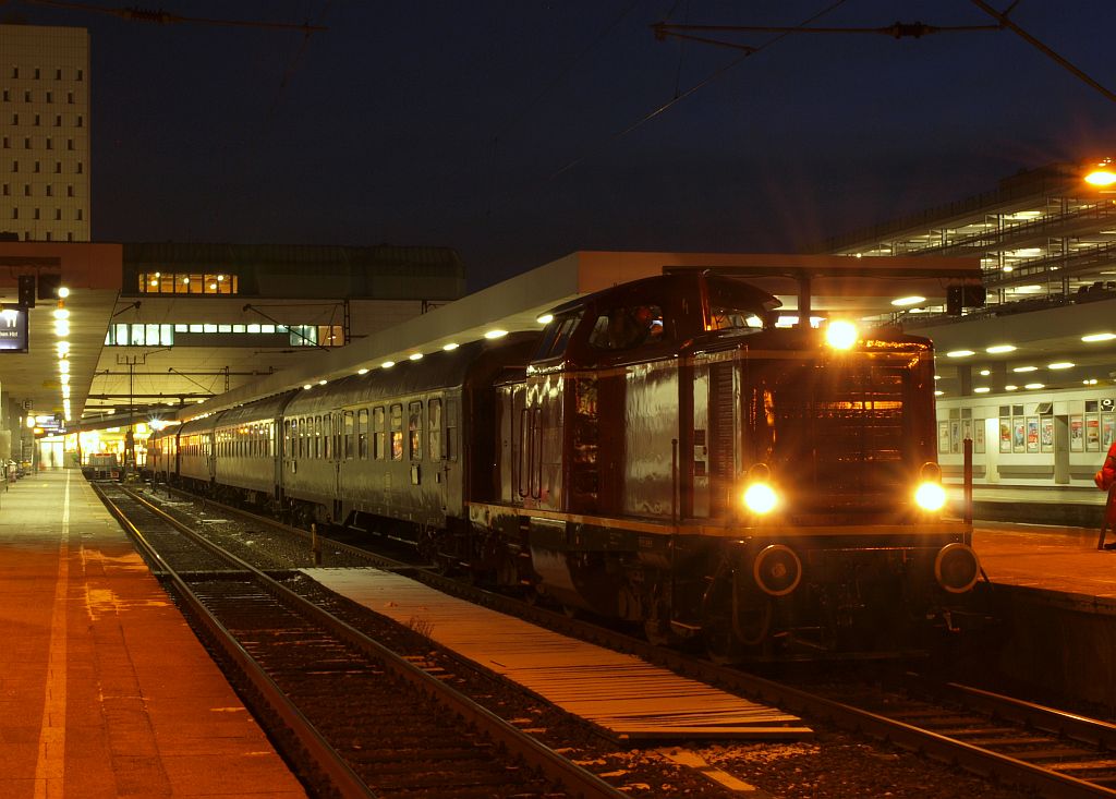 211 019 stand mit dem Sonderzug nach Vienburg im Bahnhof von Hamburg-Altona und wartete auf die Abfahrt.