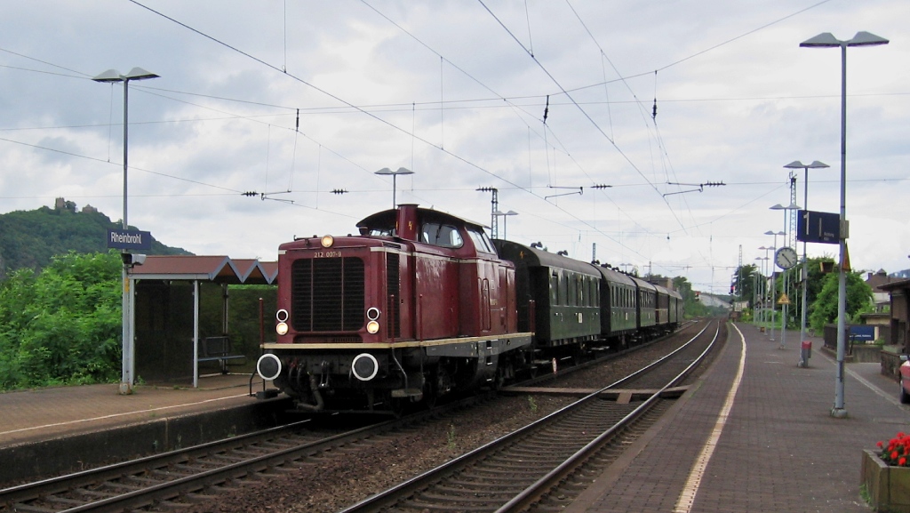 212 007 war am 16.06.07 mit einem Sonderzug rheinaufwrts in Rheinbrohl unterwegs