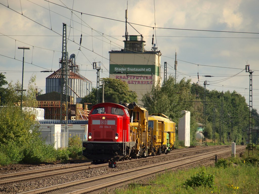 212 034 fuhr mit einem Bauzug aus Hamburg-Harburg kommend durch das kleine Stdtchen Tostedt am 4.9.