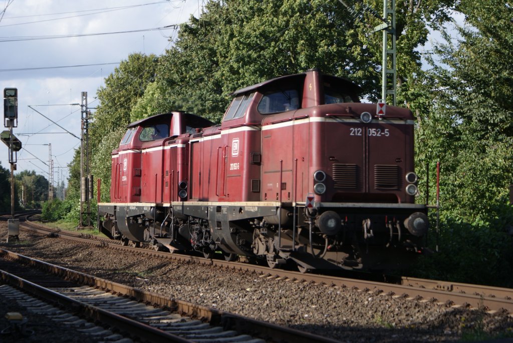 212 240-6 + 212 052-5 als Lz in Dsseldorf-Eller am Km 28,190 am 15.09.2010.Das Bild von vorne ist leider unscharf geworden, der Autofokus hat gesponnen...