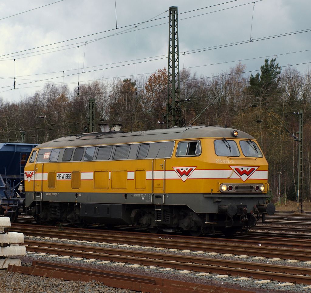 216 032-3 stand mit einem Schotterzug auf der Rotenburger Ausweiche.