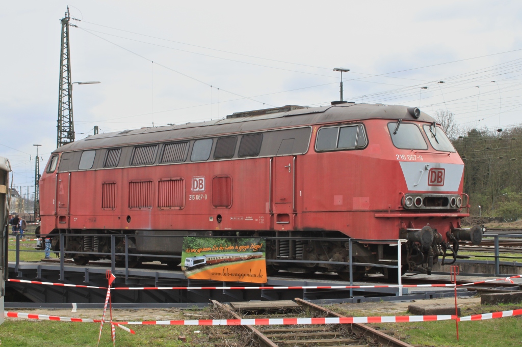 216 067 stand am 03.04.10 auf der Drehscheibe in Koblenz Ltzel