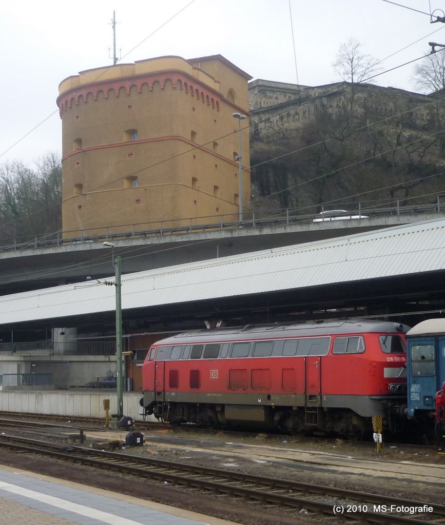 218 137 8 steht noch ohne Aufgabe im Koblenzer Hbf rum....laut unbesttigten Meldungen fhrt sie ab morgen an der Ahr mit einem n-Wagen und einem Karlsruher Kopf als Talent-Ersatz