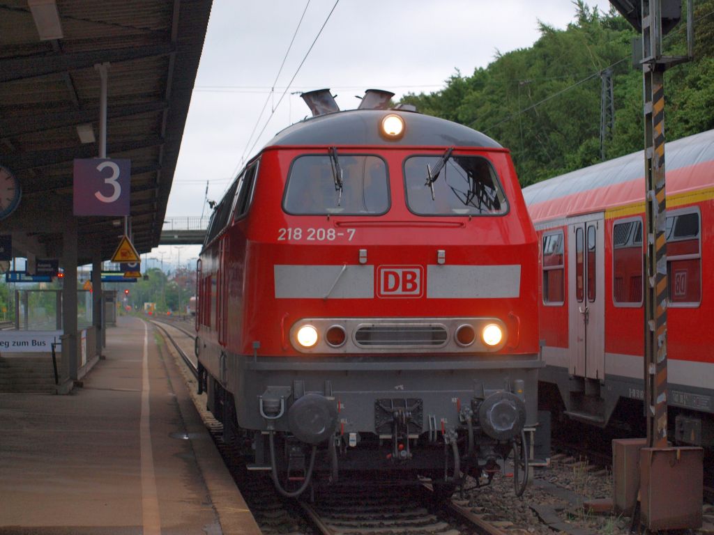 218 208-7 wartete am Morgen des 3.8 im Bahnhof Backnang, um nach dem Regionalexpress nach Stuttgart Richtung Stuttgart durchzustarten.