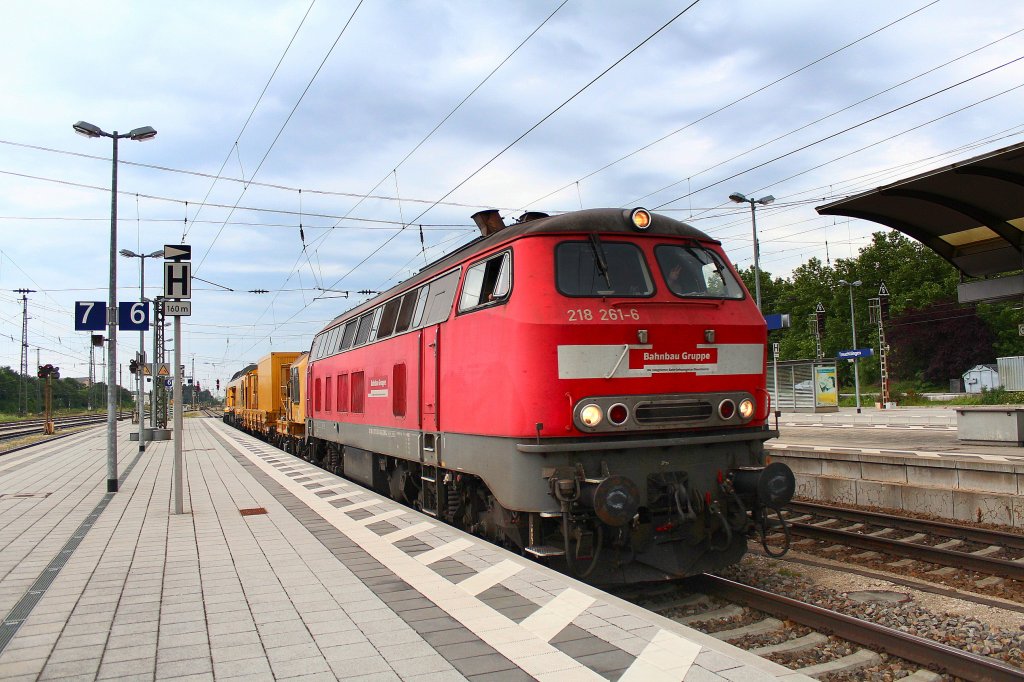 218 261-6 durchfhrt mit einem Bauzug am 20. Juni 2012 den Bahnhof von Treuchtlingen.