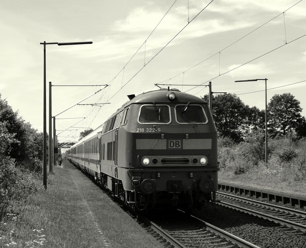 218 322-6 rhrte mit dem IC 2220 nach Fehmarn-Burg durch den Haltepunkt Kupfermhle am 2.6.11.