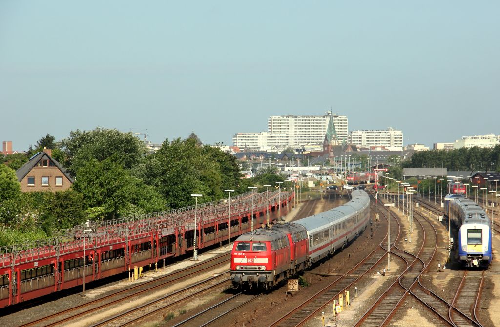 218 359-8 und eine weitere Maschine hatten am 2.7.12 die Aufgabe den IC 2311 Westerland/Sylt - Stuttgart Hbf bis Itzehoe zu bringen. Ablichten konnte ich die Fuhre an der Ausfahrt des Bahnhof Westerland.