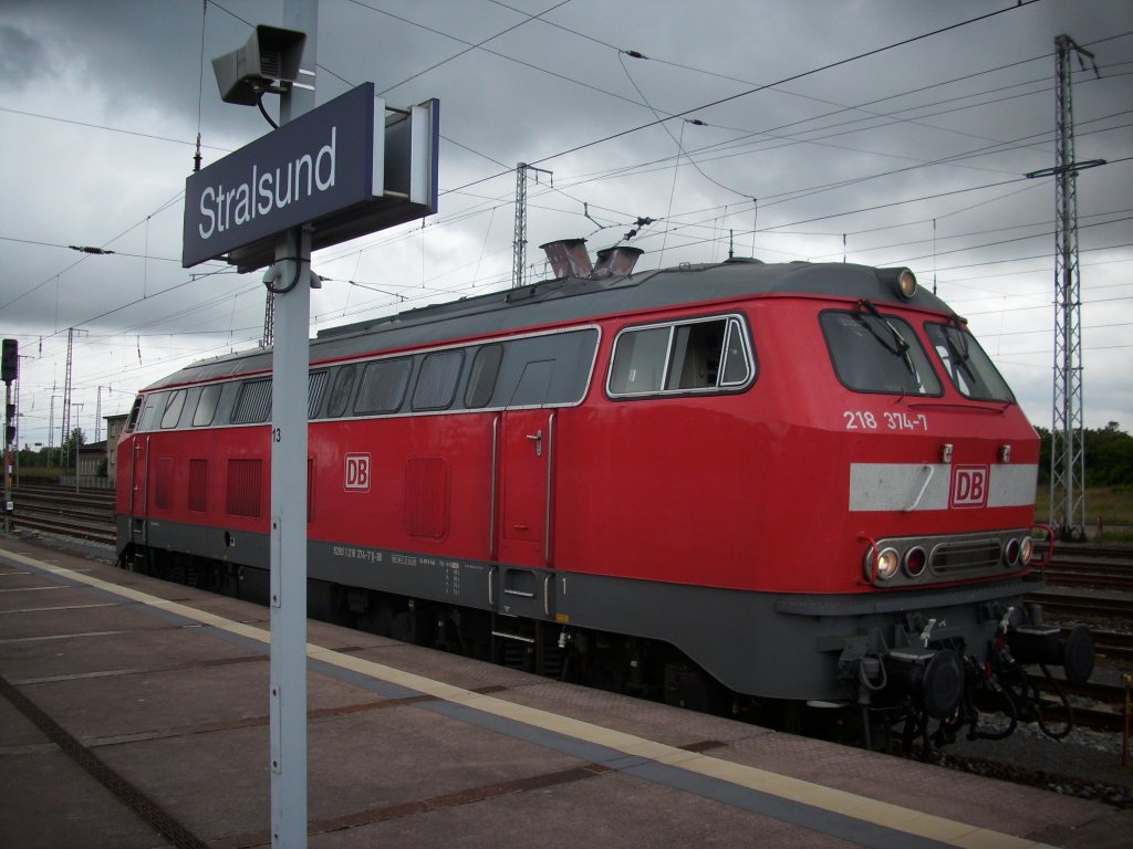 218 374 brachte die Kurswagen Heringsdorf-Kln am 25.Juli 2009 bis Stralsund.Bis zur Rckleistung nach Heringsdorf am Nachmittag blieb die Lok in Stralsund.