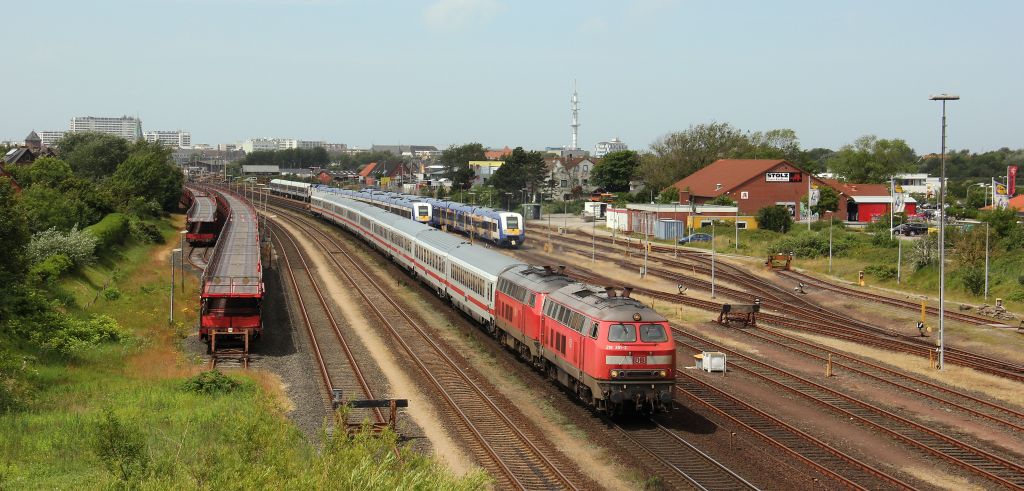 218 381-2 beschleunigte gemeinsam mit einer weiteren 218 den IC 2315 nach Frankfurt am Main aus dem Westerlnder Bahnhof. Ein Gru geht an den winkenden und pfeifenden Lokfhrer ! 