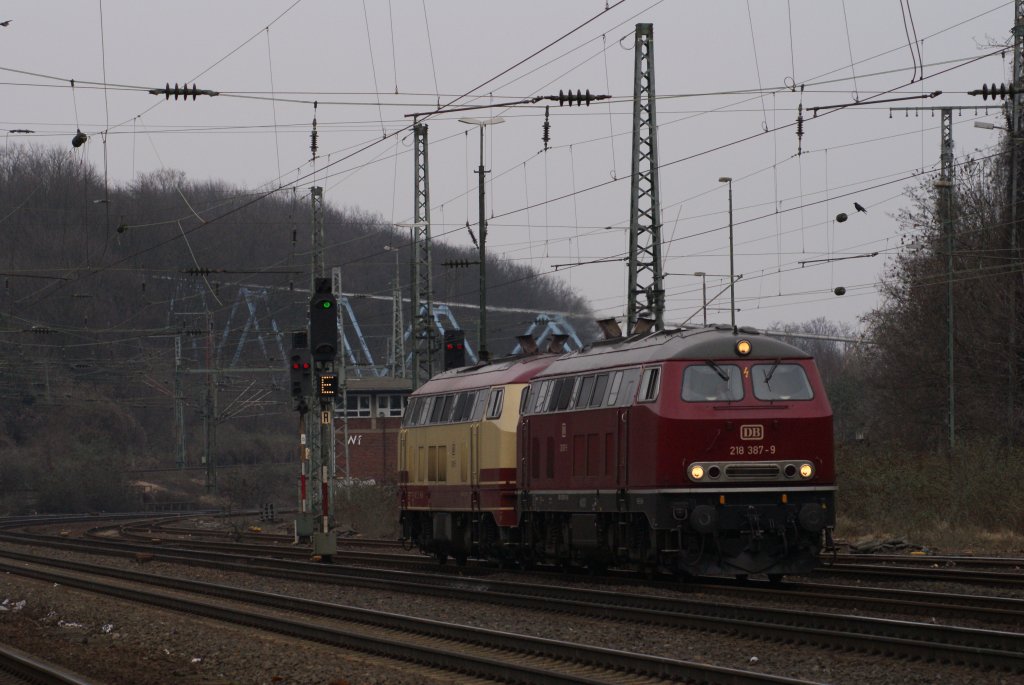 218 387-9 + 218 105 als Tfzf 48060 von Kln Bbf nach Gieen bzw. Aschaffenburg in Kln-West am 20.02.2011