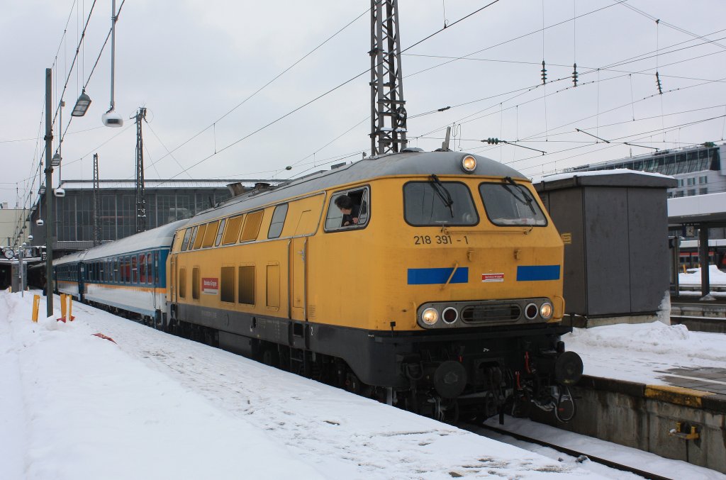 218 391-1 vor einem  ALEX  am 21. Januar 2013 im Aussenbereich des Mnchner Hauptbahnhofs. Dieses ist mein erste Bild mit meiner  neuen  Kamera. Gre und Dank an Blumi.