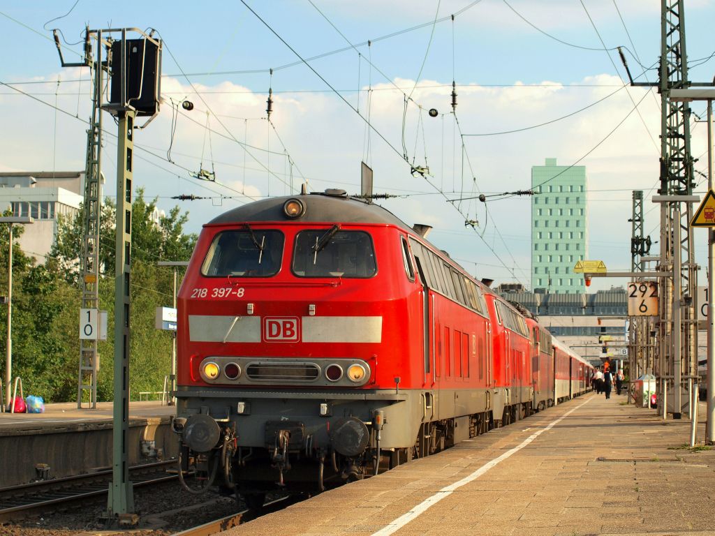 218 397-8 und 218 313-5 warteten am 10.6 mit der 115 448-3 und dem AZ 1389 nach Mnchen Ost am Haken auf die Abfahrt im Bahnhof Hamburg-Altona