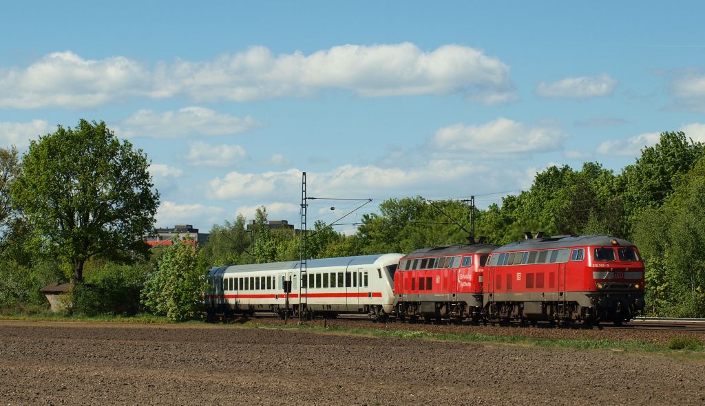 218 3xx und 218 366-3 rauschten mit dem IC 2191 Westerland/Sylt - Frankfurt/Main durch Halstenbek und werden bald den Bahnhof Hamburg-Dammtor erreichen. Halstenbek 1.5.11.