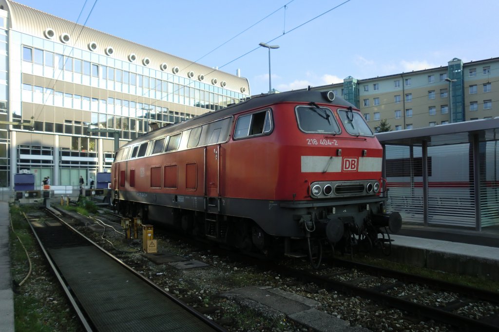 218 404-2 wartet am 22. September im Aussenbereich des Mnchner Hauptbahnhofes auf
neue Aufgaben.