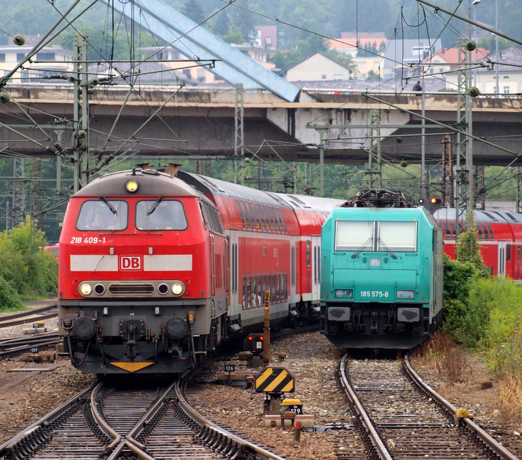 218 409-1 fuhr mit dem IRE 4223 von Stuttgart Hbf nach Lindau Hbf am 5.8 in den Bahnhof Ulm ein. Daneben steht 185 575-8 von der HGK.