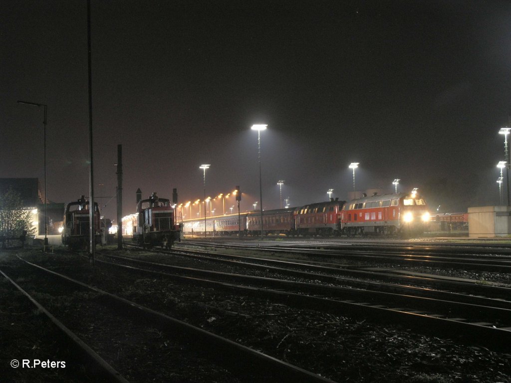 218 419-0 + 218 426-5 mit DZ 2753/2754 von Marktredwitz - St. Goarshausen als Hochfrankenexpress in Marktredwitz 4:19 (30.04.11)