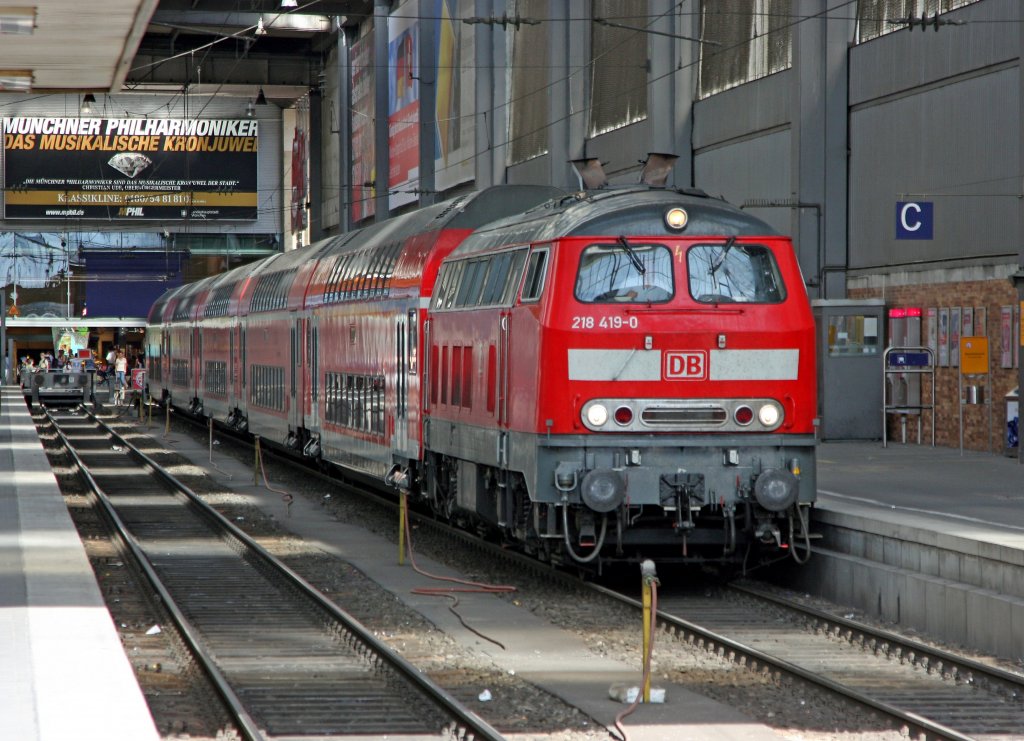 218 419-0 mit einer Doppelstock Komposition am 21.05.09 im Mnchen Hbf 