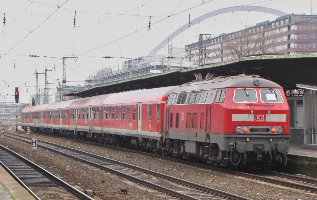 218 425 am 12.12.09 mit einem der letzten RE Zge mit 218ern von Trier