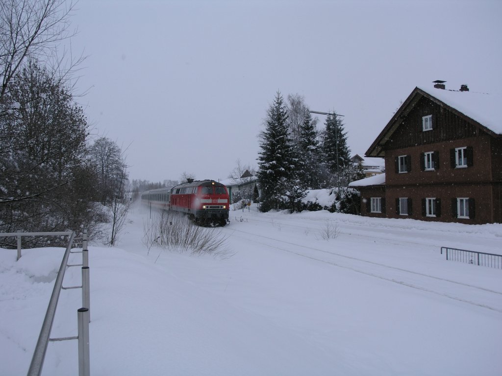 218 431-5 zieht den IC2085 Oberstorf „Nebelhorn“ durch Martinzell.24.02.09

