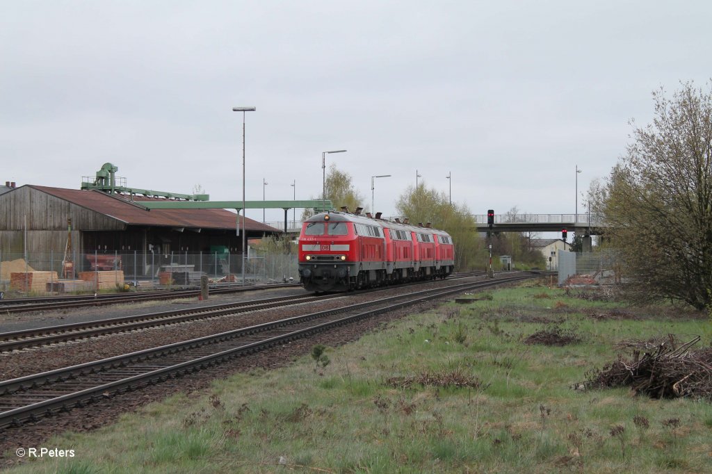 218 433-1 berfhrt mit dem  SchadR 74777 MMF-LL die 218 216 + 218 206 + 218 136 in Wiesau7Oberpfalz. 28.04.13