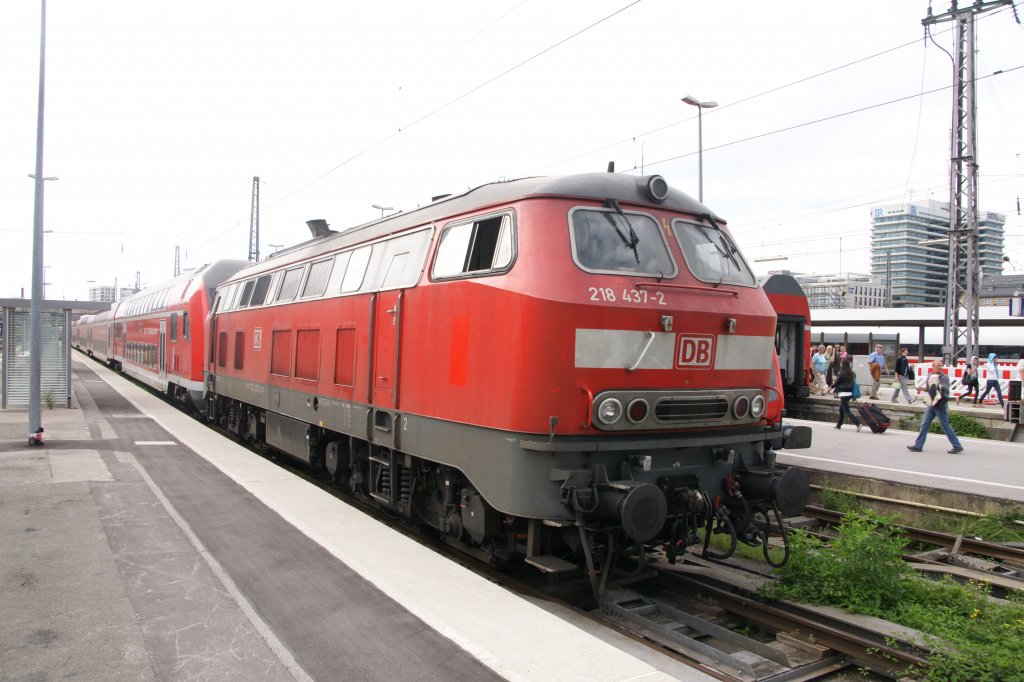 218 437-2 am 11. August 2001 im Mnchner Hauptbahnhof.