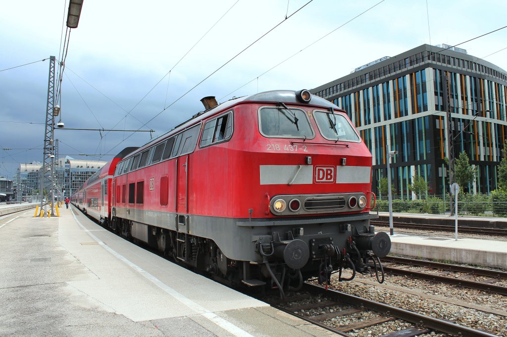 218 437-2 am 22. Juni 2012 im Aussenbereich des Mnchner Hauptbahnhofs.