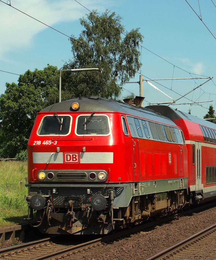 218 465-3 als Potrait bei der Durchfahrt des Haltepunktes Kupfermhle am 2.6.11.