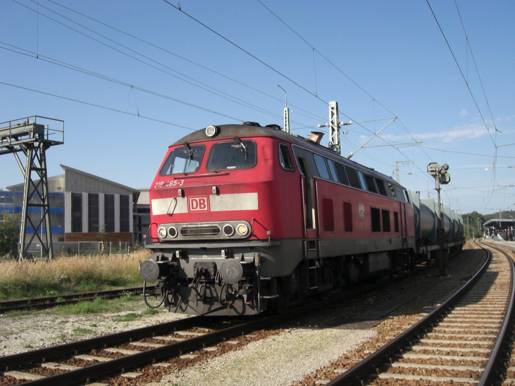 218 465-3 mit einem Gterzug im Traunsteiner Bahnhof.