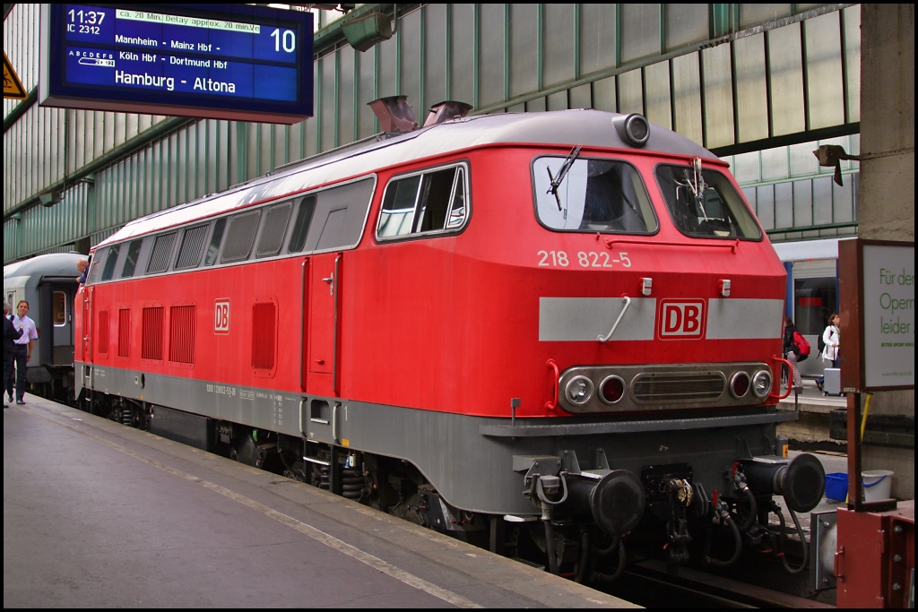 218 822 zog den IC 2312 nach Hamburg Altona in den Stuttgarter Hbf. (15.08.11)