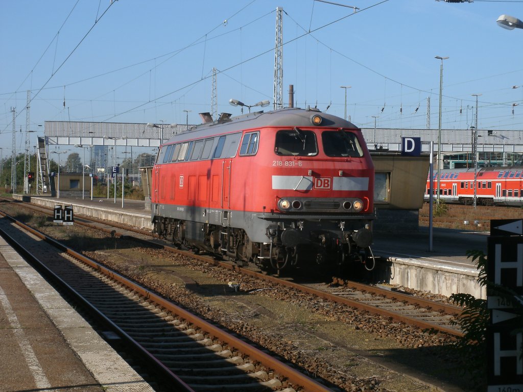 218 831,am 01.Oktober 2011,holte in Berlin Lichtenberg den aus Mnchen kommenden Nachtzug um ihn,nach Berlin Warschauer Strae,zur Reinigung zubringen.