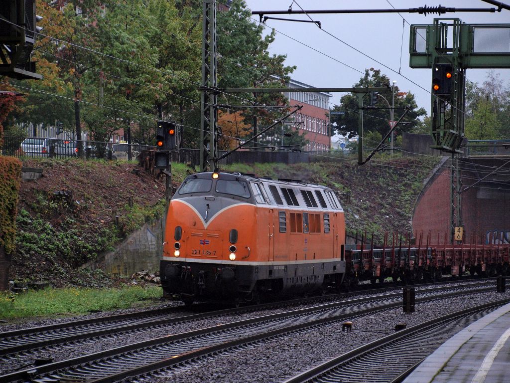 221 135-7 fuhr mit ein paar Wagen am 26.9 durch Hamburg-Harburg.