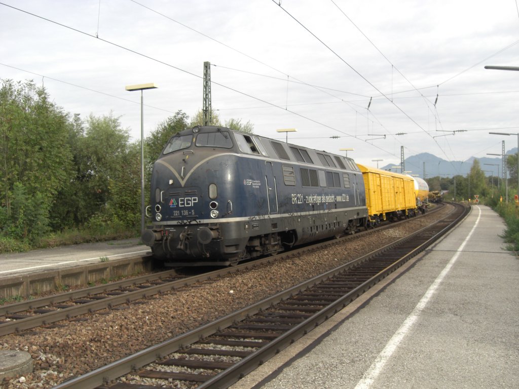 221 136-5 der  EGP  mit einem Bauzug im Bahnhof von Bernau am Chiemsee
am 5. Oktober 2009.