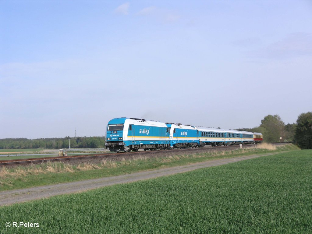 223 062 berfhrt bei Oberteich die 183 003 und 3 Wagen. 26.04.09