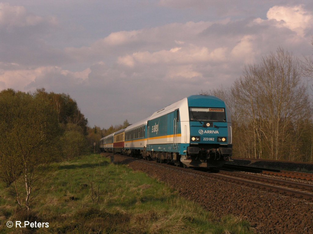 223 062 zieht bei Schnfeld den ALX37987 nach Mnchen. 28.04.08
