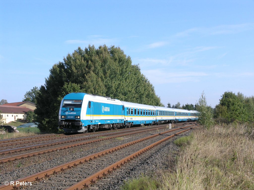 223 065 zieht bei Schnfeld den Gegenzug, den ALX37979 nach Mnchen durch die Kurve. 27.09.09
