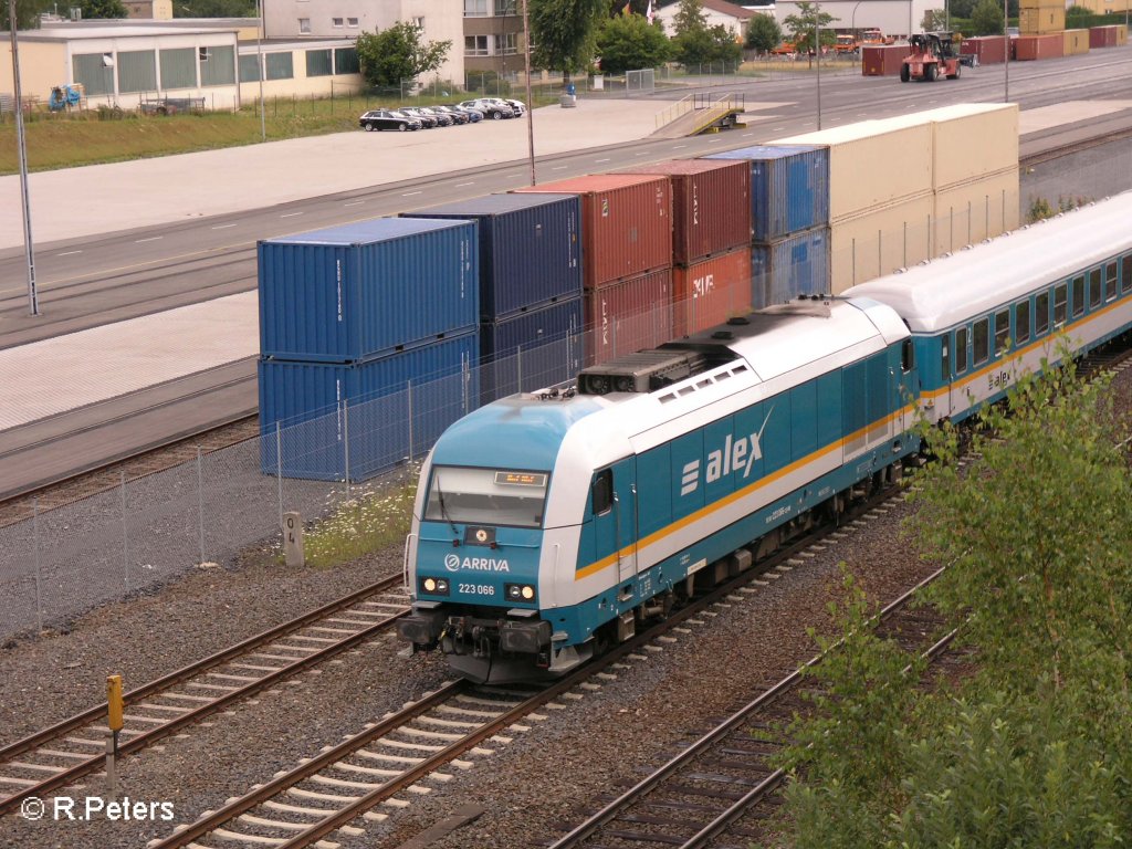 223 066 durchfhrt Wiesau/Oberpfalz mit ein Alex nach Hof. 21.07.08