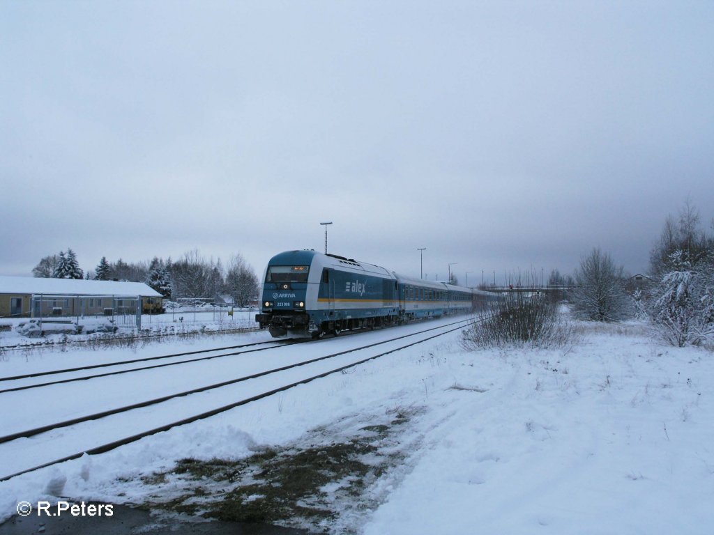 223 066 erreicht Wiesau/Oberpfalz mit ALX37976 nach Hof . 12.12.08
