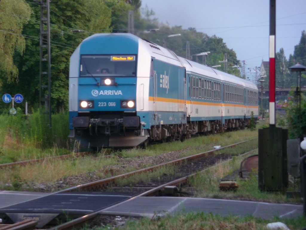 223 066 verl�sst mit einem ALEX nach M�nchen den Bodenseedamm in Lindau. 21.07.2010