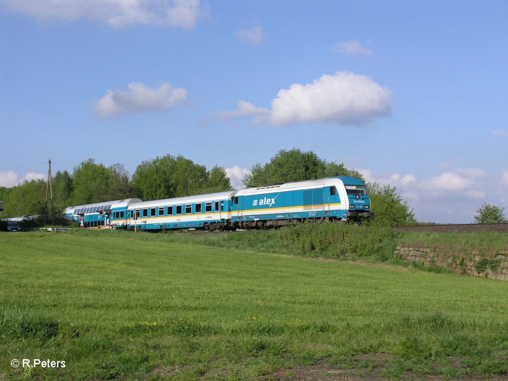 223 066 zieht den ALX87021 nach Mnchen bei Schnfeld. 27.05.10